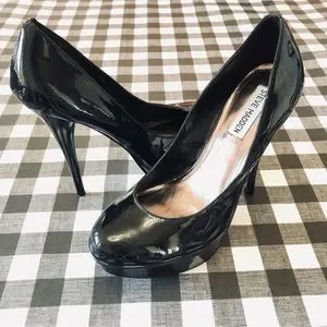 ★Steve Madden★新作★大人気★LILIA BLACK PATENT★サンダル LILIA Black Patent Strappy Platform Block Heel Sandal